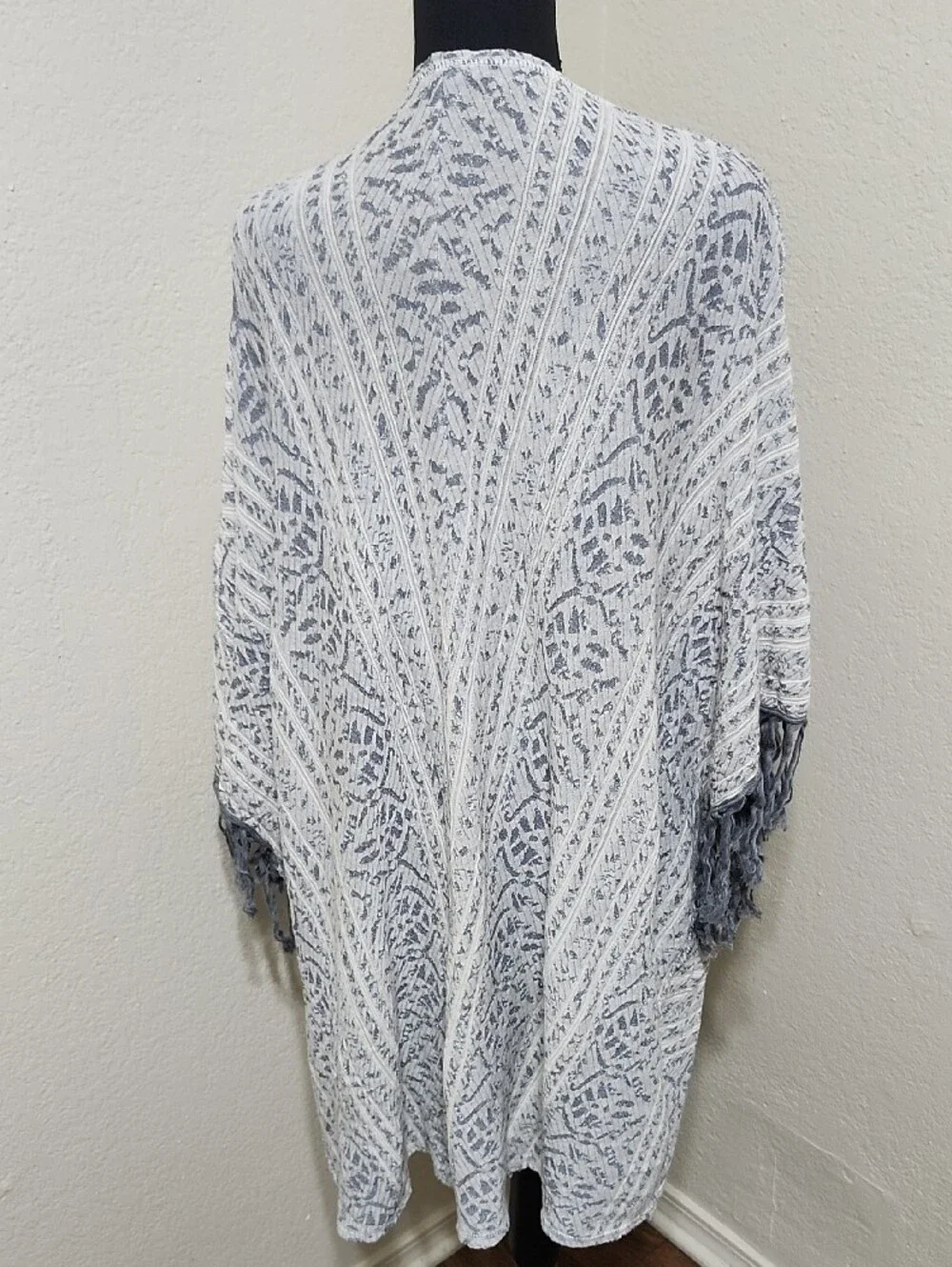 Free People Grey & White Patterned Open Front Fringe Kimono Size XS/S Swim Cover - Picture 6 of 9